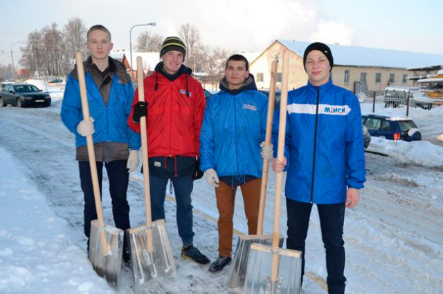 В Заводском районе волонтеры БРСМ помогают пенсионерам убирать снег на приусадебных участках