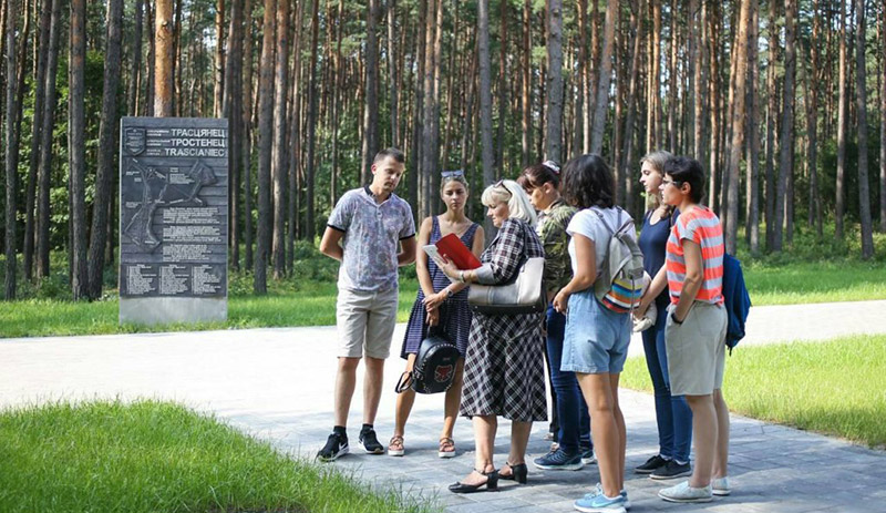 По мемориальному кладбищу «Благовщина» провели экскурсии для минчан