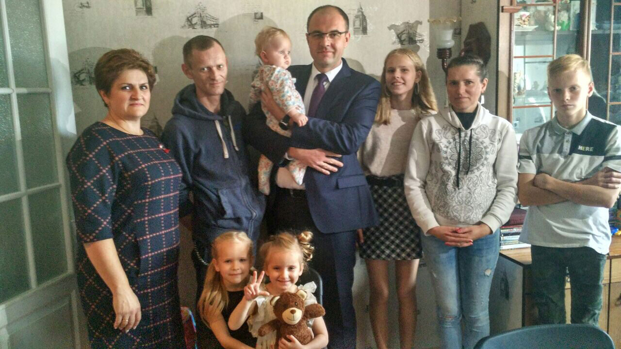 Глава Заводского района поздравил с началом учебного года многодетную семью