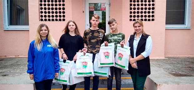 Воспитанники социально-педагогического центра с приютом Заводского района получили подарки к школе.