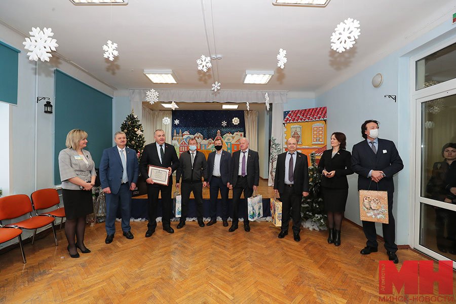 Депутаты Мингорсовета поздравили с наступающим Рождеством детей из вспомогательной школы-интерната.