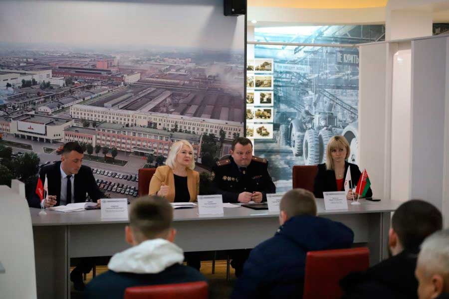 Выездное открытое заседание с участием сотрудников ГАИ состоялось на Минском автомобильном заводе