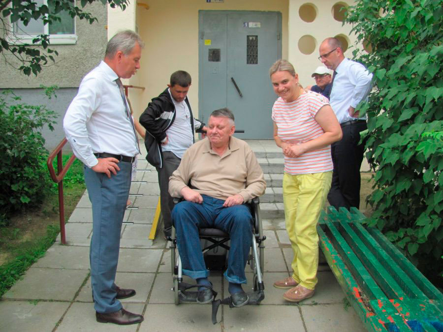 В Заводском районе инвалиду-колясочнику презентовали гусеничный лестничный подъемник