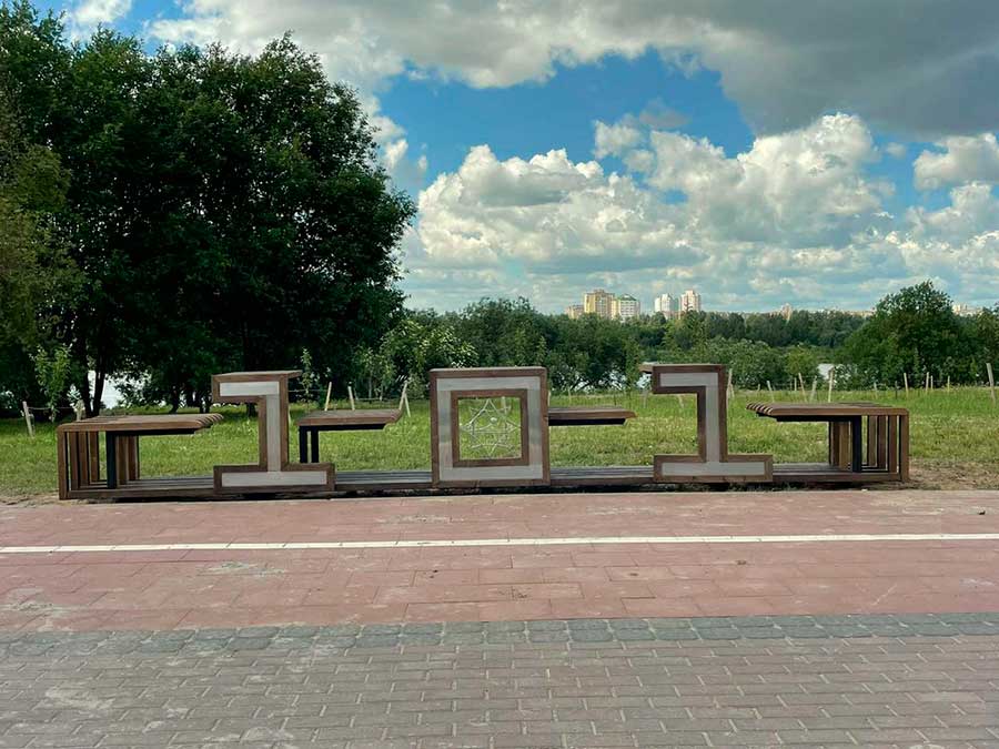Креативную скамейку установили пожарные на остановке возле Чижовского водохранилища
