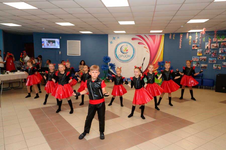 В Заводском районе для детей из многодетных семей организовали праздник «В школу с улыбкой»