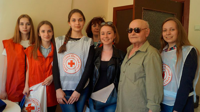Волонтеры и сотрудники Заводской районной организации Белорусского Общества Красного Креста поздравили с праздником наших дорогих ветеранов войны, находящихся на лечении в больницах