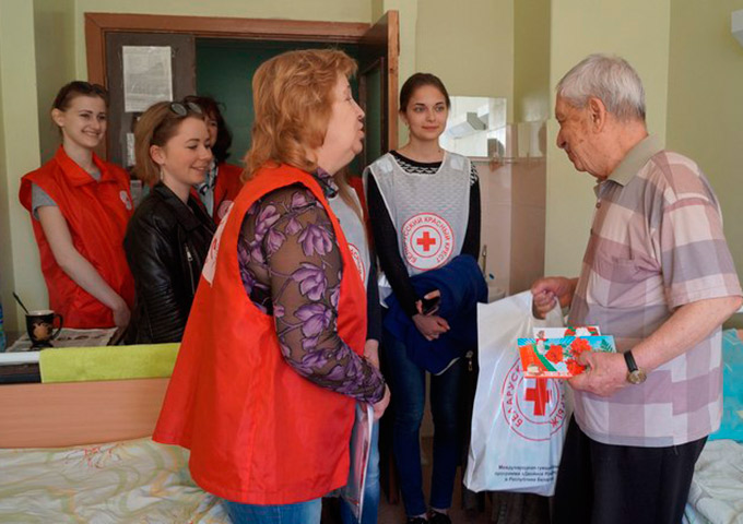 Волонтеры и сотрудники Заводской районной организации Белорусского Общества Красного Креста поздравили с праздником наших дорогих ветеранов войны, находящихся на лечении в больницах