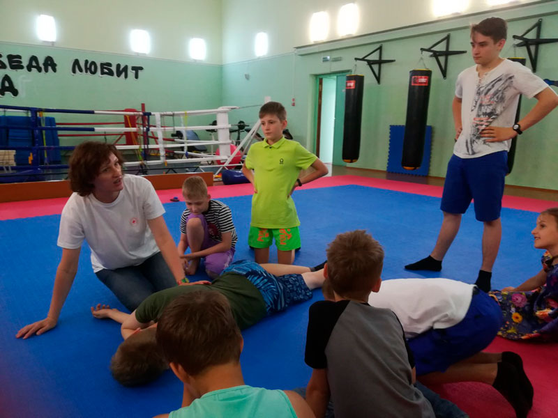 Заводская районная организация Белорусского Общества Красного Креста продолжает проведение мастер-классов по первой помощи для детей в летних оздоровительных лагерях. 