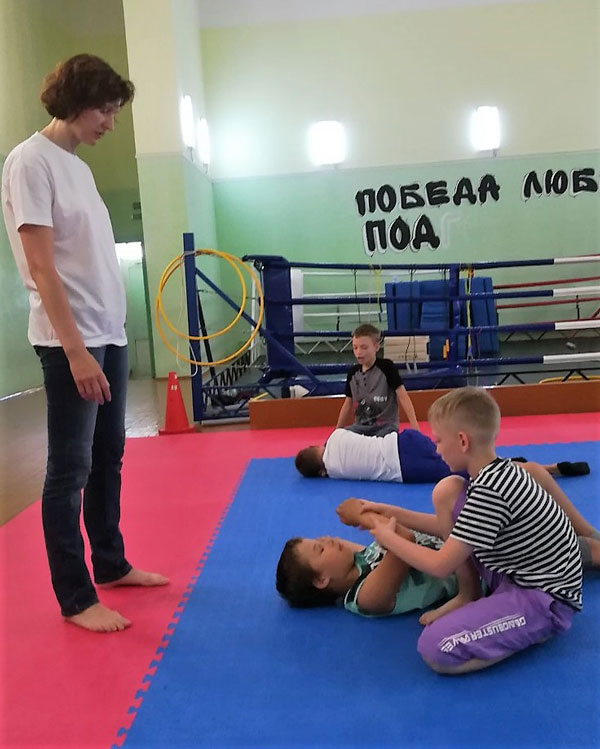 Заводская районная организация Белорусского Общества Красного Креста продолжает проведение мастер-классов по первой помощи для детей в летних оздоровительных лагерях. 