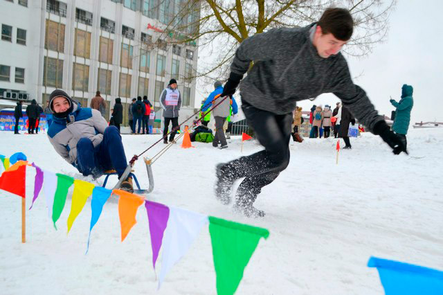 2 февраля 2017 на снежных горках около универмага "Беларусь" был организован зимний праздник Заводского района "Снежный драйв"! 