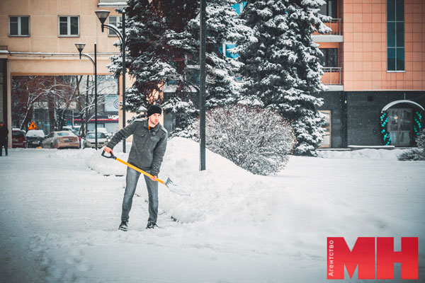 Минчан приглашают помочь в уборке снега во дворах. Где можно взять инвентарь бесплатно.