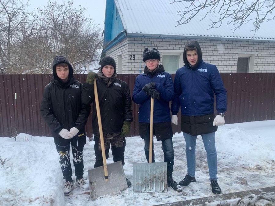 Волонтеры БРСМ помогают пенсионерам убрать снег возле их домов в Заводском районе.