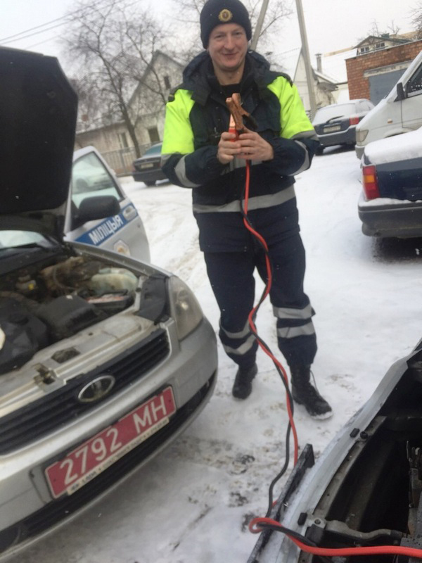 Сотрудники ДПС ГАИ Заводского района столицы ежедневно помогают «замерзающим» водителям.