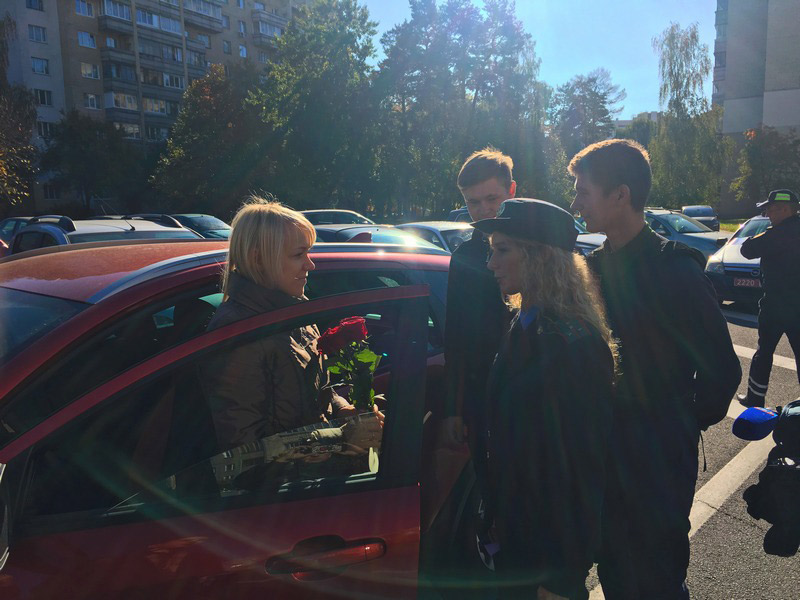 ОГАИ Заводского РУВД столицы совместно с активистами БРСМ поздравили женщин с наступающим Днем матери