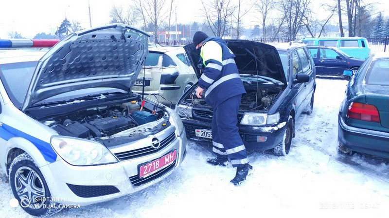 Инспекторы ДПС ГАИ Заводского района столицы ежедневно оказывают помощь водителям, чьи транспортные средства заглохли на дороге
