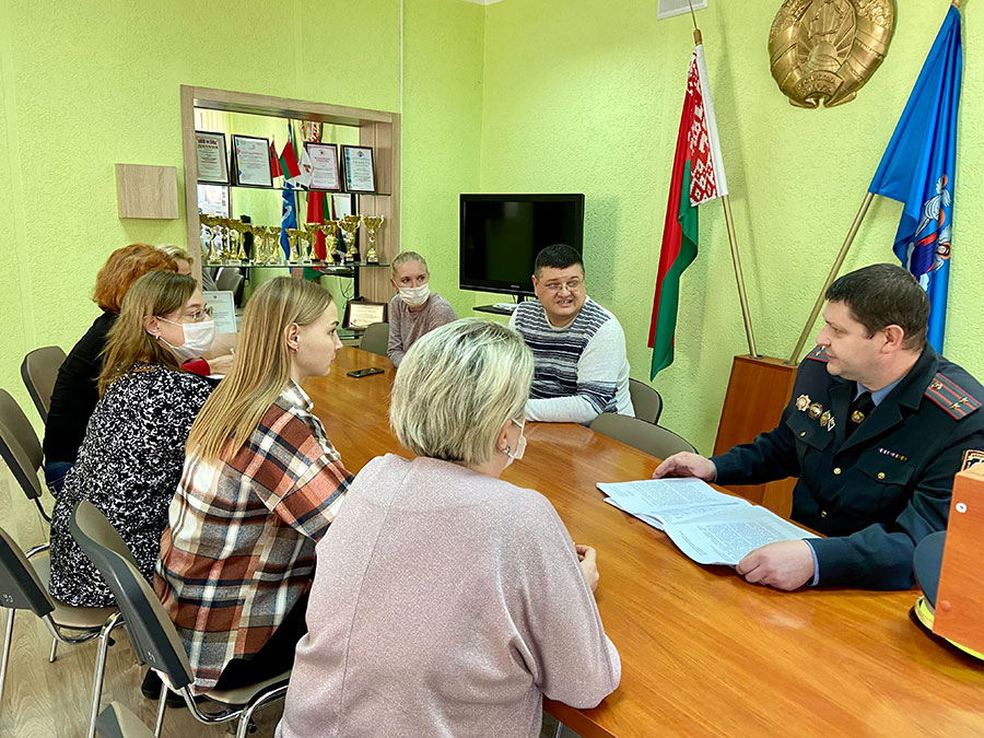 Сотрудники ГАИ Заводского района столицы провели межведомственный «круглый стол» по вопросам дорожной безопасности.