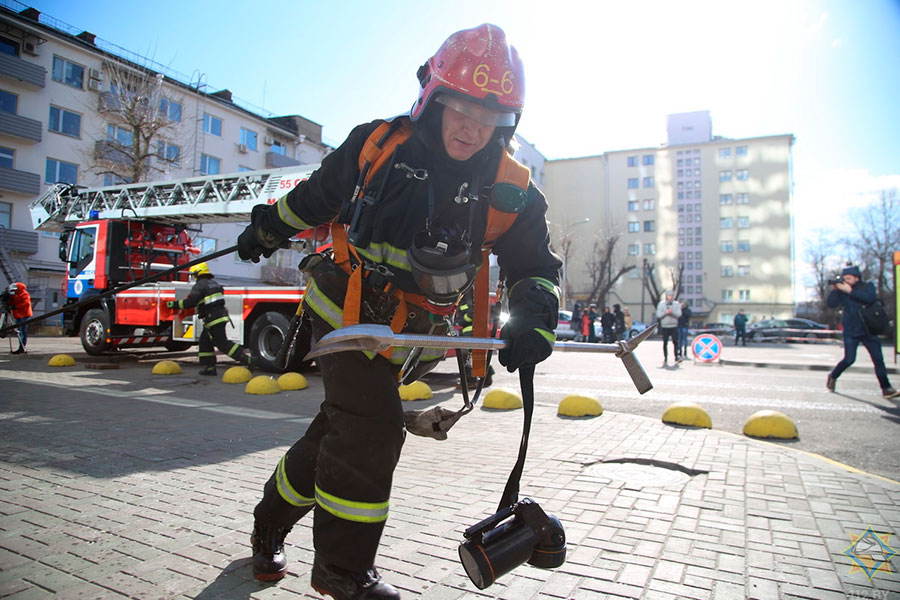 Столичные спасатели совместно с авиацией МЧС провели учения в центре Минска