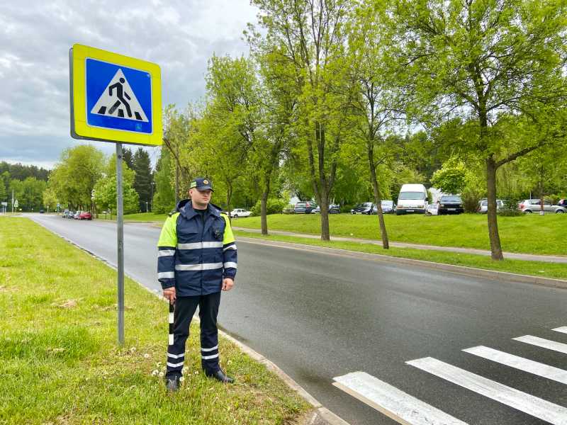 Стражи дорог обеспечивают безопасность дорожного движения возле школ