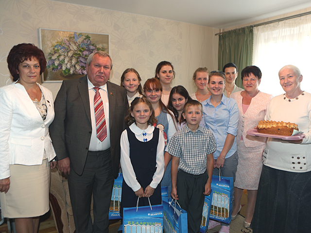 Депутаты поздравили воспитанников детского дома семейного типа с началом учебного года