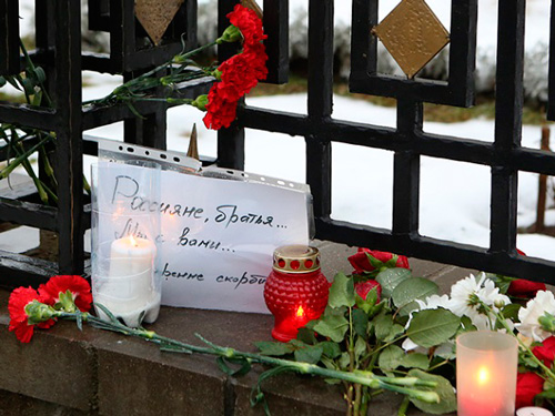Белорусы несут цветы и свечи к российскому посольству и выражают соболезнования братскому народу