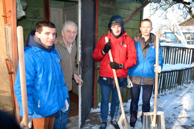 В Заводском районе волонтеры БРСМ помогают пенсионерам убирать снег на приусадебных участках