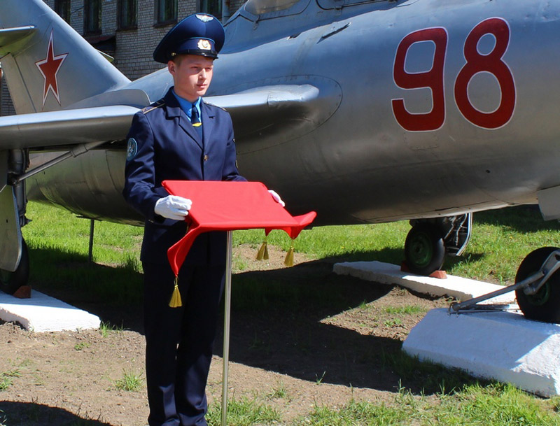 Торжественная церемония открытия памятного знака к экспозиции самолёта МиГ 15 УТИ в Белорусской государственной академии авиации