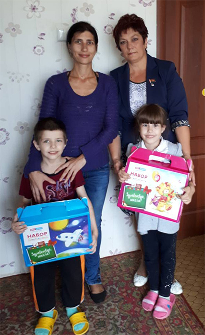 Депутат подарила детям необходимое для школы