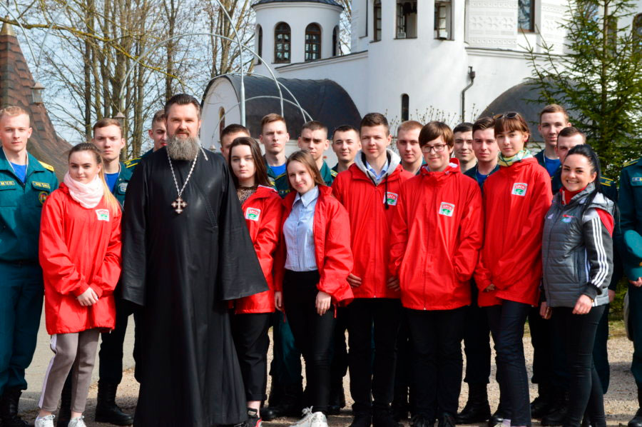Студенты и курсанты МЧС благоустроили территорию православного храма в Чижовке