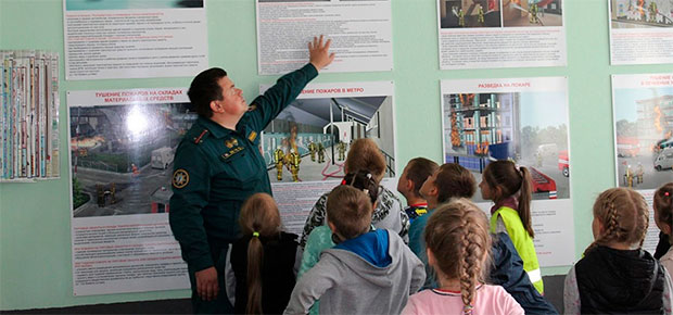 В рамках акции «Каникулы без дыма и огня» в гости к спасателям приходят дети из разных школ Заводского района.