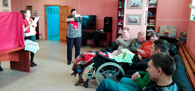Волонтеры провели мероприятие в отделении дневного пребывания для инвалидов.