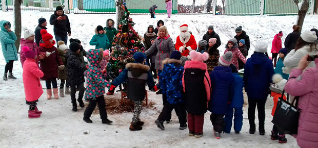 29 декабря во дворе дома по ул. Герасименко, 18 уже с утра взрослые и дети готовились к Новогоднему празднику.