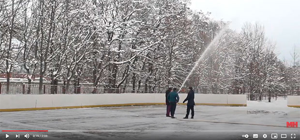 Где в Минске начали заливать открытые ледяные площадки?
