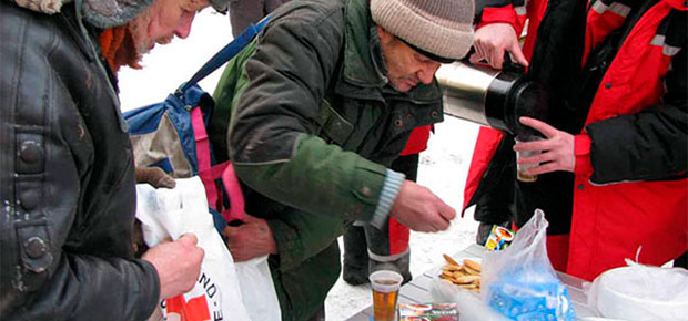 В Минске ищут бездомных, чтобы накормить горячим в мороз. В Заводском помогли уже пятерым.