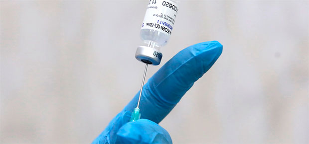 В двух поликлиниках Заводского района начата вакцинация от COVID-19.