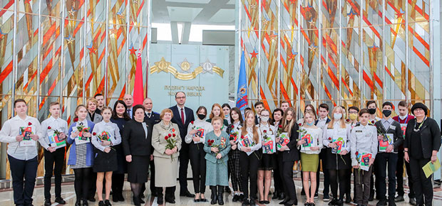 В торжественной обстановке 25 лучшим школьникам Заводского района вручили паспорта