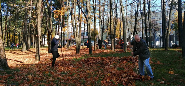 Работники МПЗ навели порядок в парке им. 50-летия Октября