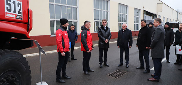 Делегация из Бишкека посетила Минский автомобильный завод.