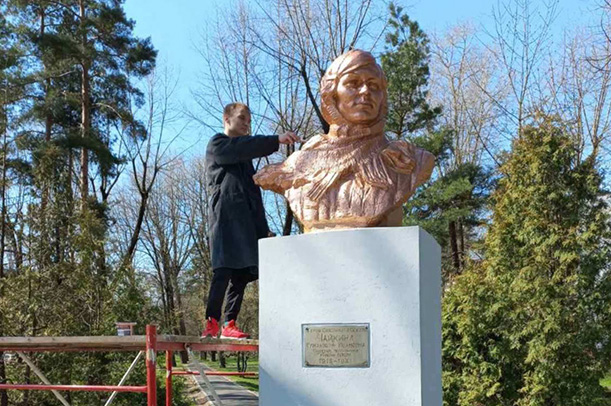 В Заводском районе облагородили памятник-бюст Герою Советского Союза Елизавете Чайкиной
