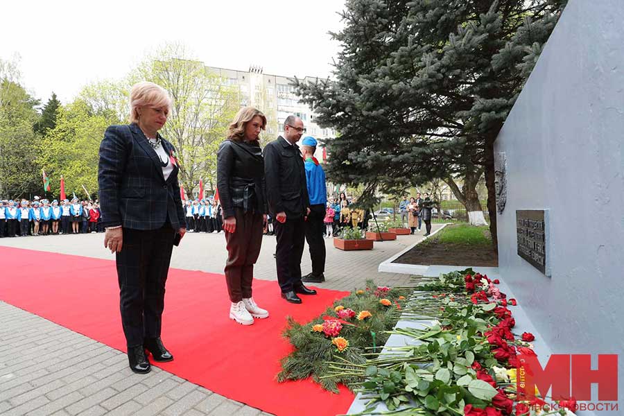 Александр Барсуков и Владимир Кухарев возложили цветы к памятнику воинам 120-й Гвардейской Рогачевской дивизии