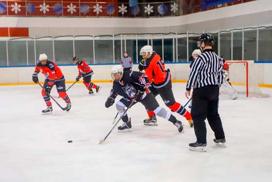 Хоккейные команды МАЗа и МЗКТ провели товарищеский матч