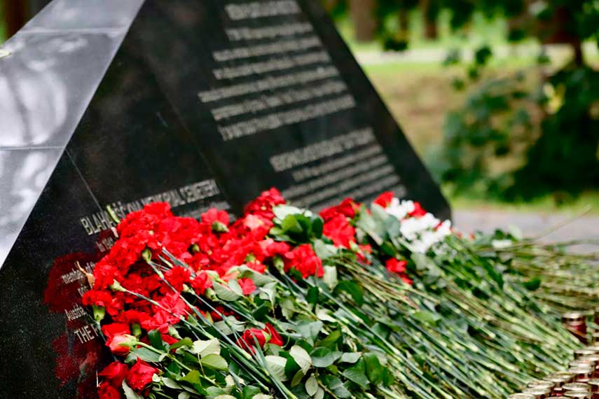 Военнослужащие почтили память жертв Великой Отечественной войны