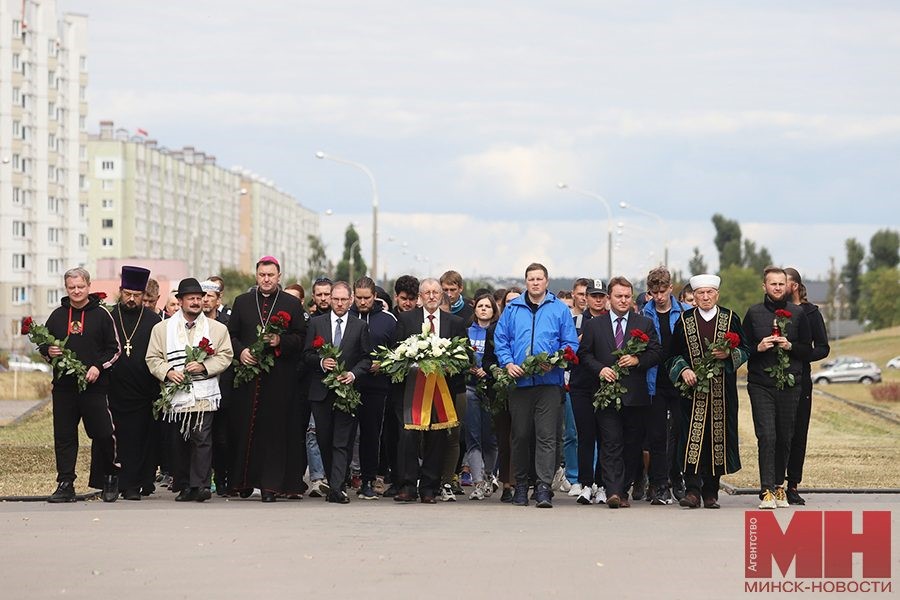 Представители религиозных конфессий Беларуси и участники велопробега возложили цветы к «Вратам Памяти»