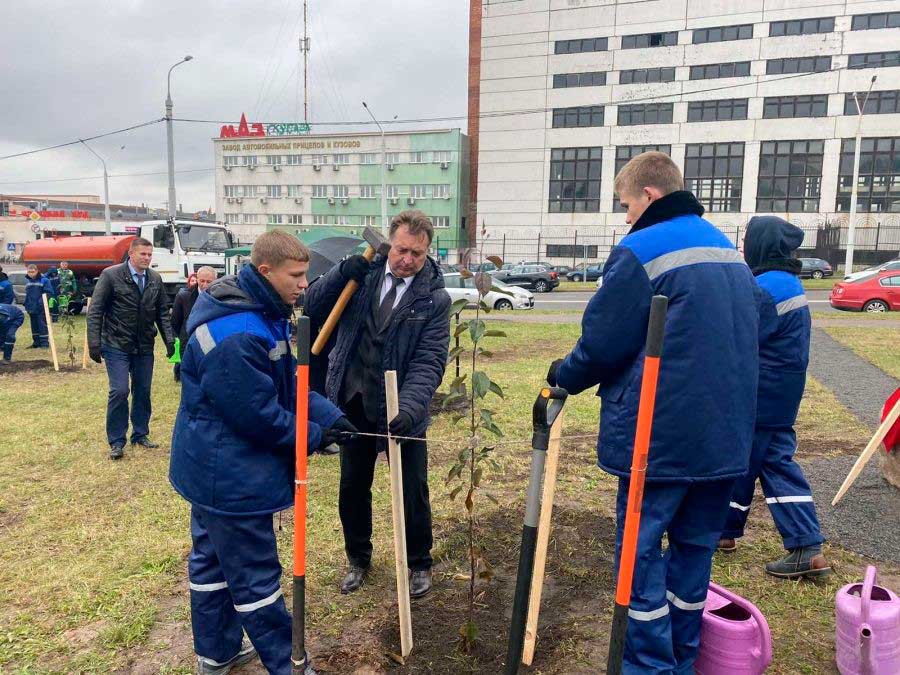 Новый яблоневый сад к юбилею одного из учреждений образования столицы высадили в Заводском районе