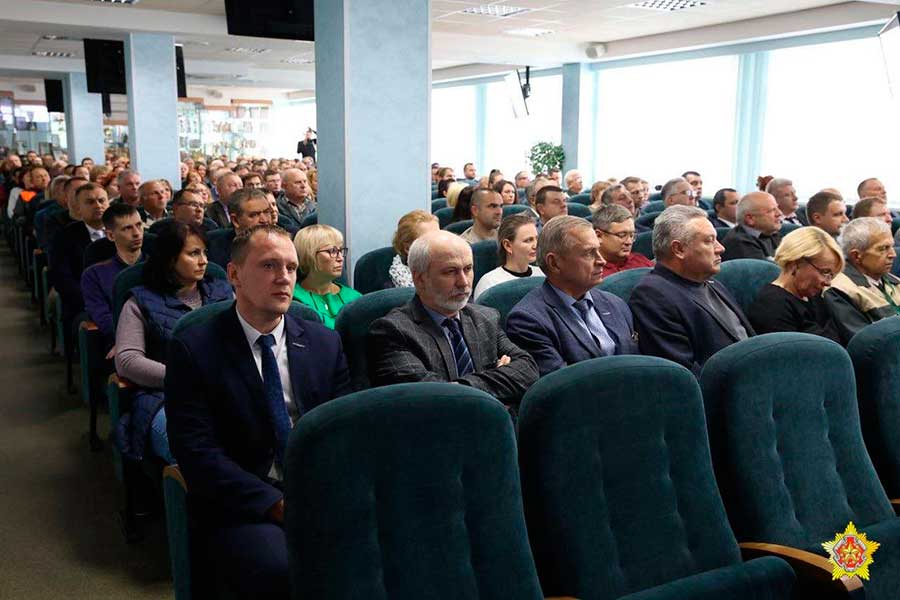 На Минском заводе колёсных тягачей прошла встреча трудового коллектива завода с руководителями силовых ведомств страны
