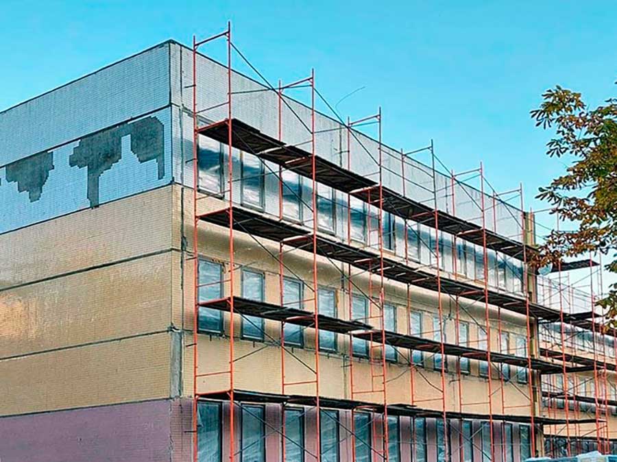 Реконструкция здания средней школы № 210 на ул. Бачило в Шабанах продолжается, завершают работы на кровле и ведут тепловую модернизацию фасада. 