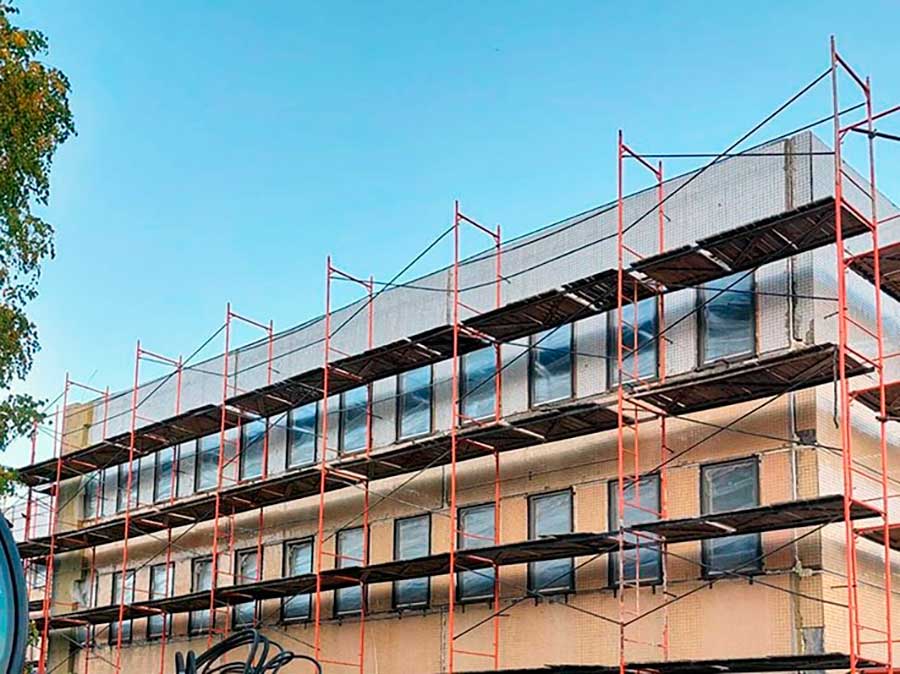 Реконструкция здания средней школы № 210 на ул. Бачило в Шабанах продолжается, завершают работы на кровле и ведут тепловую модернизацию фасада. 