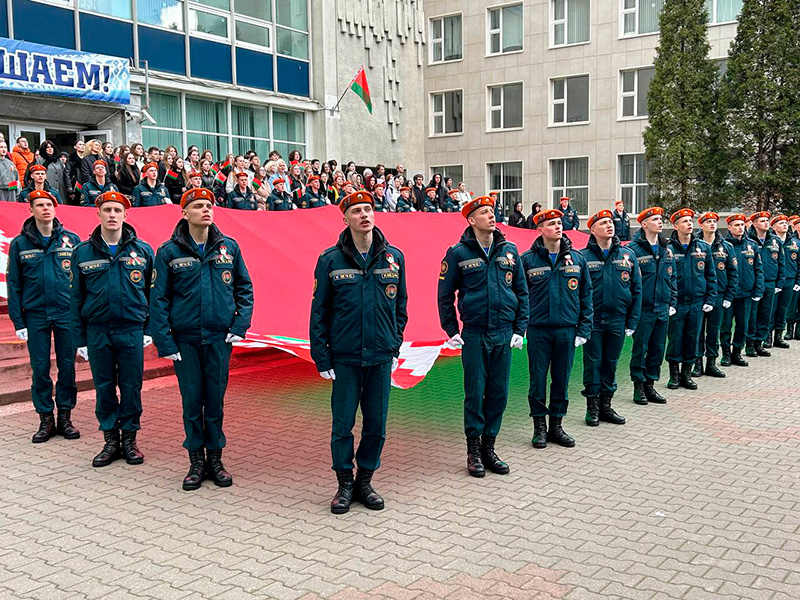 Минск поет гимн: курсанты МЧС…