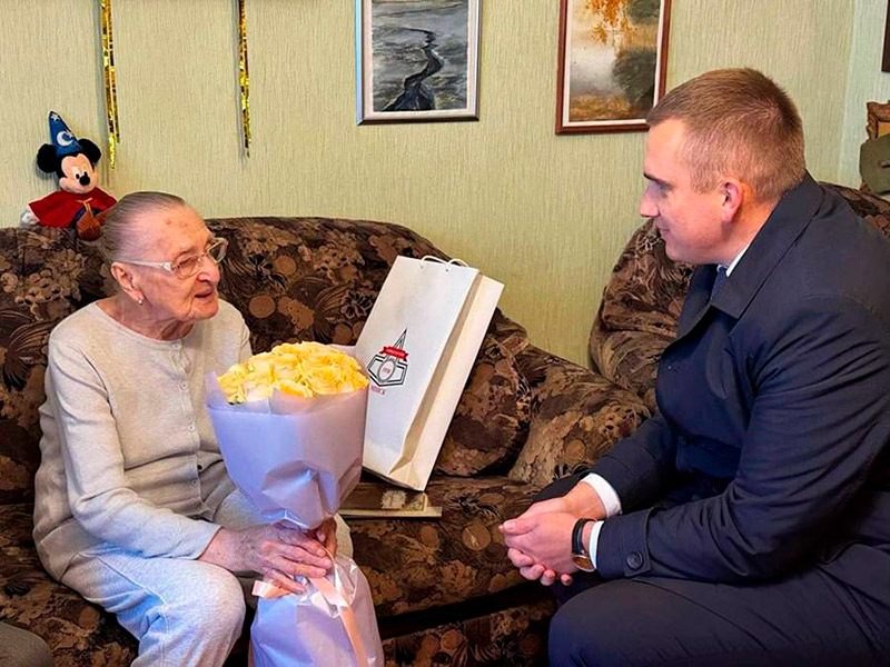 В Заводском районе ветеран труда отмечает 100-летие