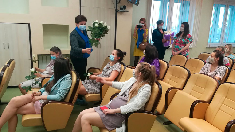 Заводская районная организация общественного объединения «Белорусский союз женщин» поздравляла женщин которые родили в день матери.