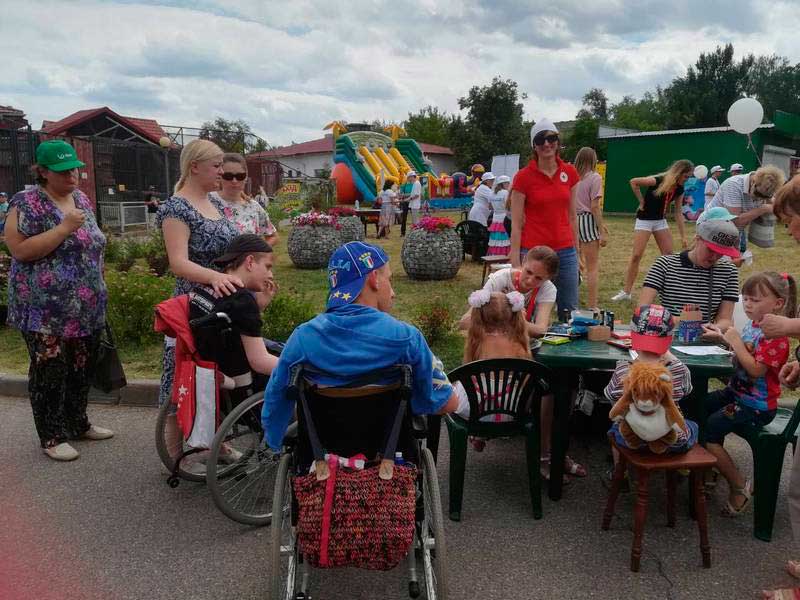 Фестиваль, организованный для детей с особенностями развития, молодых людей с инвалидностью, их родителей и педагогов прошел в Минском зоопарке 21.06.2018. 